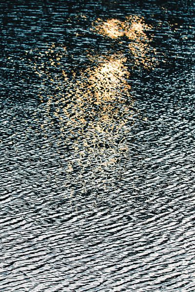Zonlicht weerspiegeld in het water van stewic_