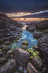 Giant's Causeway in Ierland bij zonsondergang van Jean Claude Castor