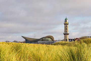 Vuurtoren en Teepott aan de Baltische kust in Warnemünde van Rico Ködder