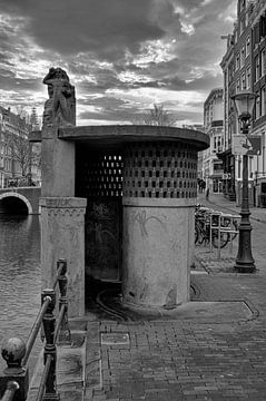Urinoir Oudezijds Voorburgwal van Foto Amsterdam/ Peter Bartelings