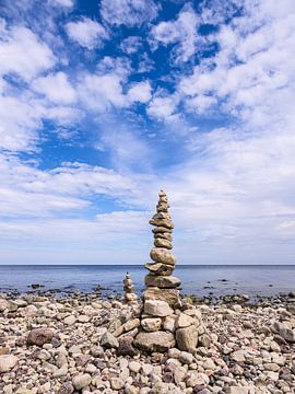 Stenen aan de Oostzeekust op het eiland Öland in Zweden van Rico Ködder
