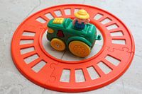 Chemin de fer jouet avec train à côté du chemin de fer