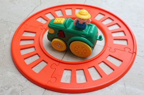 Speelgoed treinspoor met trein naast spoor