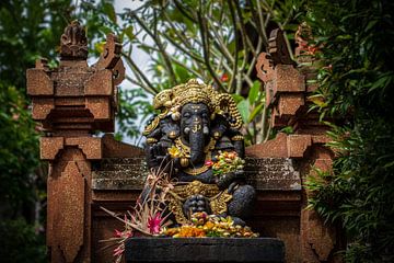 Met goud belegd stenen Ganesha beeld in Ubud, Bali, Indonesië. van Jeroen Langeveld, MrLangeveldPhoto