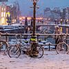 Réverbère dans la neige dans la Hoogstraat à Leiden (0219) sur Reezyard