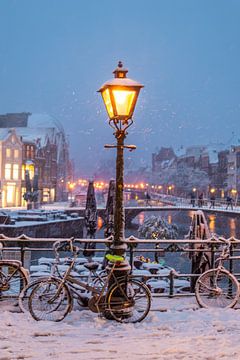 Lantaarnpaal in de sneeuw in de Hoogstraat te Leiden (0219) van Reezyard