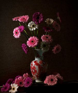 Pink & purple flowers in a vase van Inkhere Art