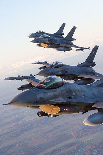 4 F-16 in Formation
