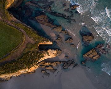 Turquoise Water en Rotsformaties aan de Kust