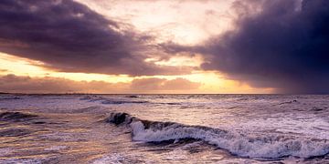 Sonnenuntergang mit Wolken über der Nordsee von MICHEL WETTSTEIN