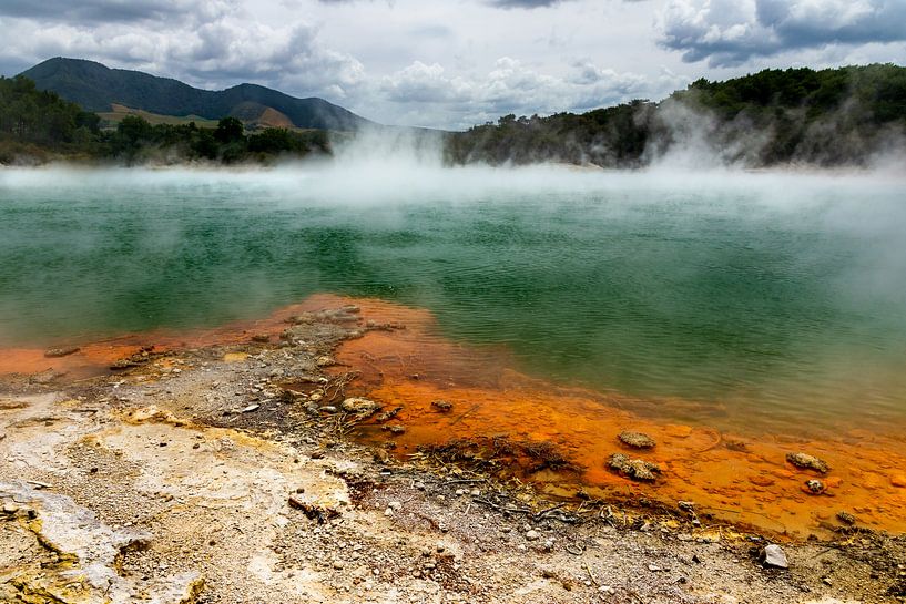 Champagne Pool in Rotorua, Nieuw-Zeeland van Paul van Putten