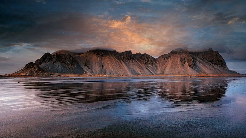 Eindruck des magischen Reinisdrangers, Island von Saskia Dingemans Awarded Photographer