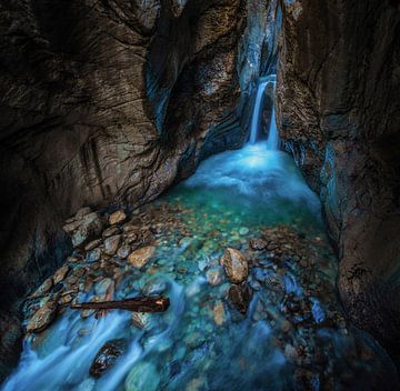 UNTERIRDISCHER WASSERFALL von Simon Schuhmacher