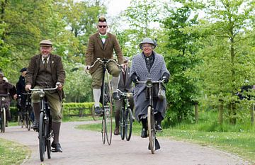 Op de ouderwetse fietsen.