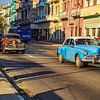 Oldtimer  car in Cuba in het centrum van Havana. van René Holtslag