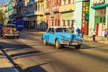 Oldtimer  car in Cuba in het centrum van Havana. van René Holtslag