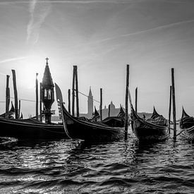 Zeitlose Stille – Die Gondeln von Venedig von Teun Ruijters