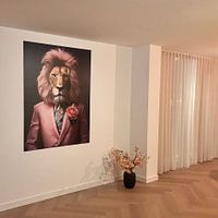 Klantfoto: Leeuw in roze pak van Imagine, als naadloos behang
