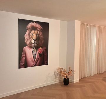Klantfoto: Leeuw in roze pak van Imagine