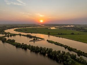 IJssel-Landschaft bei Sonnenuntergang von oben gesehen