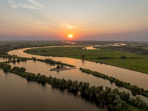 IJssellandschap tijdens zonsondergang van bovenaf gezien