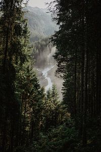 Doorkijk  op de Krimml waterval in Oostenrijk van Anouk Strijbos