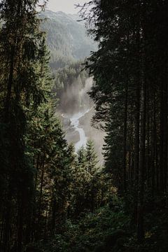 Doorkijk  op de Krimml waterval in Oostenrijk van Anouk Strijbos