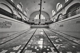 Old swimming pool by Steven Plitz