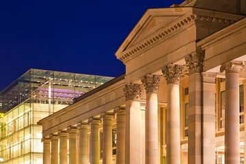 Kunstmuseum en Königsbau in Stuttgart 's nachts in Stuttgart