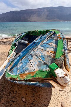 Old weathered boat on the coast of the island of Graciosa by Peter de Kievith Fotografie