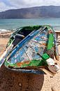 Old weathered boat on the coast of the island of Graciosa by Peter de Kievith Fotografie thumbnail
