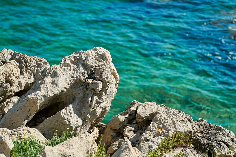 côte rocheuse près de Krk en Croatie par Heiko Kueverling
