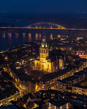 Nijmegen by Night - Stevenskerk et Waalbrug dans la lumière dorée sur Ewold Kooistra