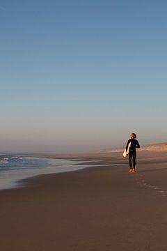 Surfeur sur la plage sur Rowan Geerdink