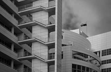 Architectural Silence - Rathaus Den Haag in schwarz-weiß von Robert Jan Smit