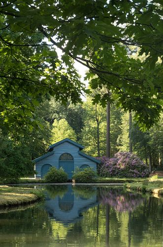 Lente in het Paleispark: rododendrons bij het blauwe boothuis