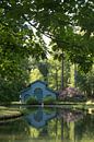 Spring in the Palace Park: rhododendrons by the blue boathouse by Moetwil en van Dijk - Fotografie thumbnail