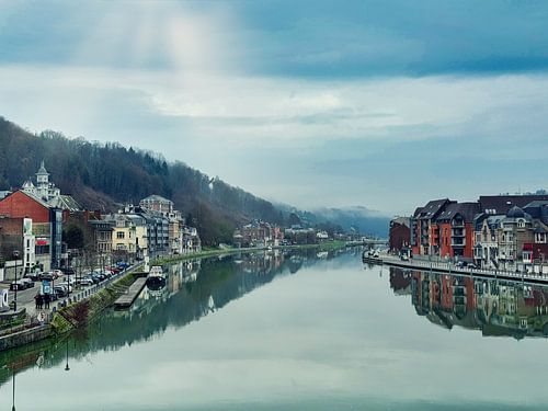 Petite ville au bord d'une rivière