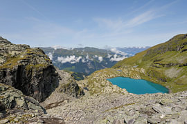 A turquoise mountain lake in the Swiss Alps by Natural Focus - Fotografie by Jenni K