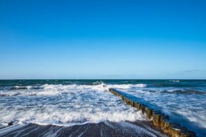 Buhnen an der Küste der Ostsee an einem stürmischen Tag