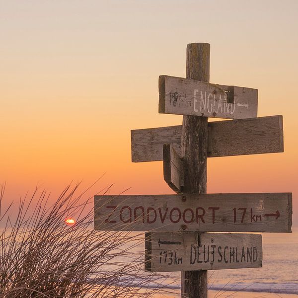 Wegweiser am Strand von Noordwijk von Tessa van Duin