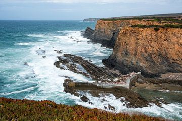 rotsen en wilde zee westkust portugal