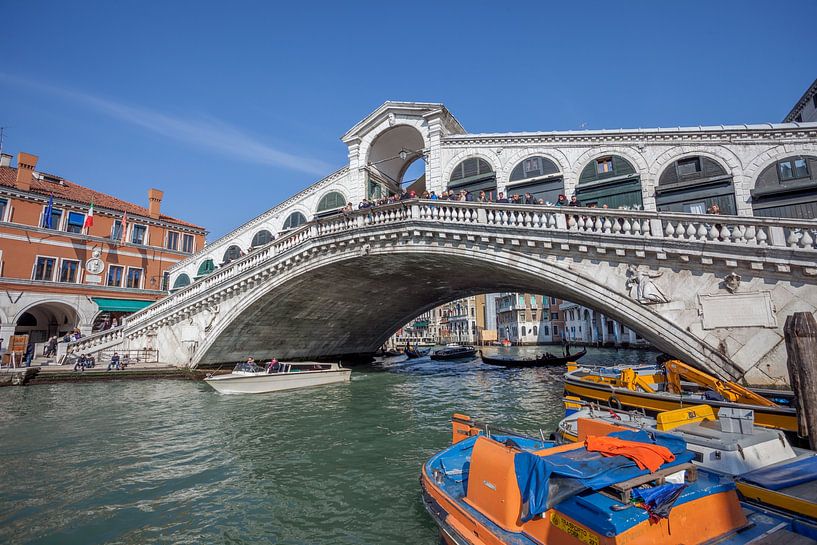 Rialto Bridge in old town of Venice, Italy by Joost Adriaanse
