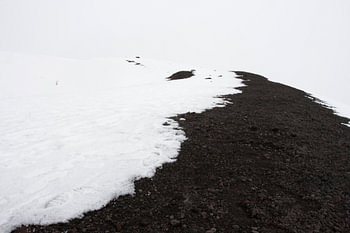 Besneeuwde vulkaankrater op de Etna