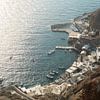 Baai met boten en restaurants op Santorini | Reisfotografie print | Griekenland van Kimberley Jekel