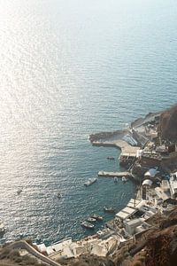Bucht mit Booten und Restaurants auf Santorin | Reisefotografie Druck | Griechenland