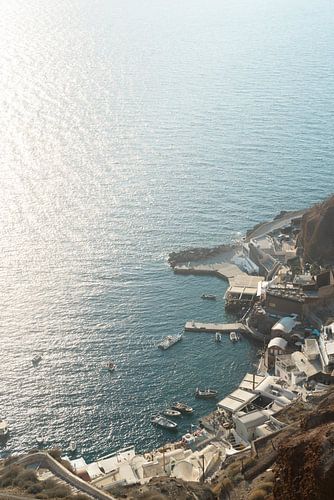 Baai met boten en restaurants op Santorini | Reisfotografie print | Griekenland