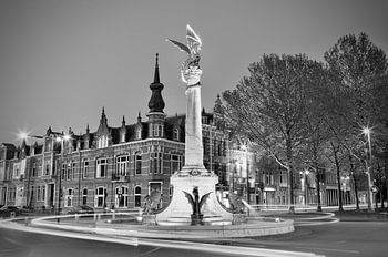 De Draak  van 's-Hertogenbosch bij avond in zwart/ wit