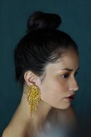 Vrouw met gouden oorbel
