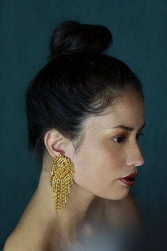 Frau mit goldenem Ohrring – Fine Art Porträtfotografie